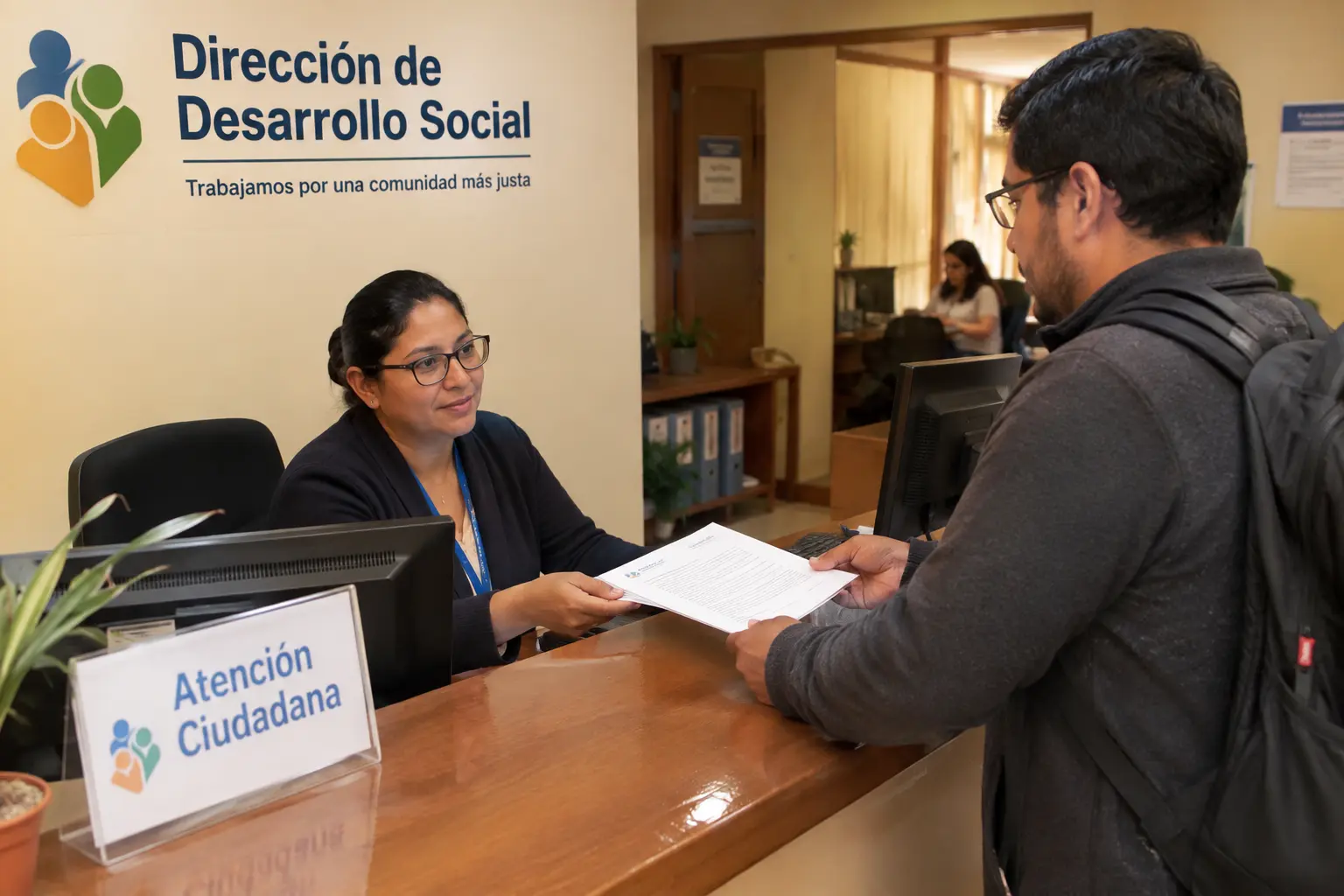 Una investigadora de Trabajo Social entregando una carta de solicitud de acceso en la recepción de una institución de servicios sociales